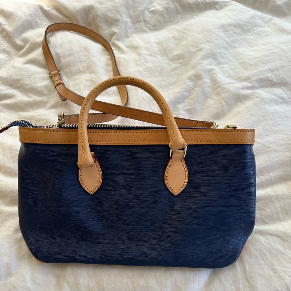Leather purse
I bought on 2nd hand. Shifting for more lighter color now!